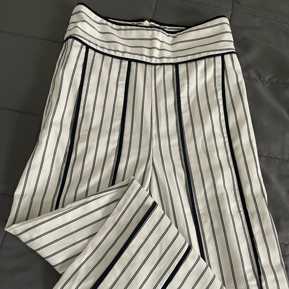 Elegant wide-leg trousers